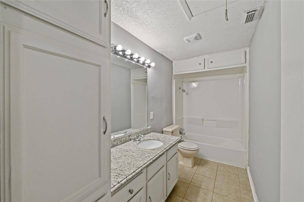The main bath serving two of the bedrooms.