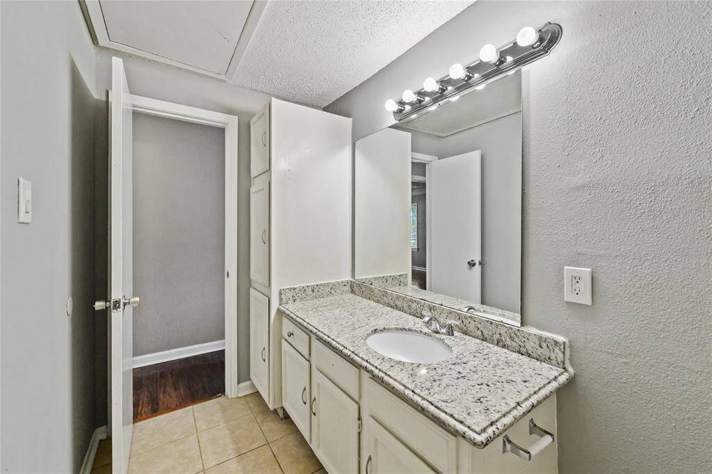 Another view of the main bath.