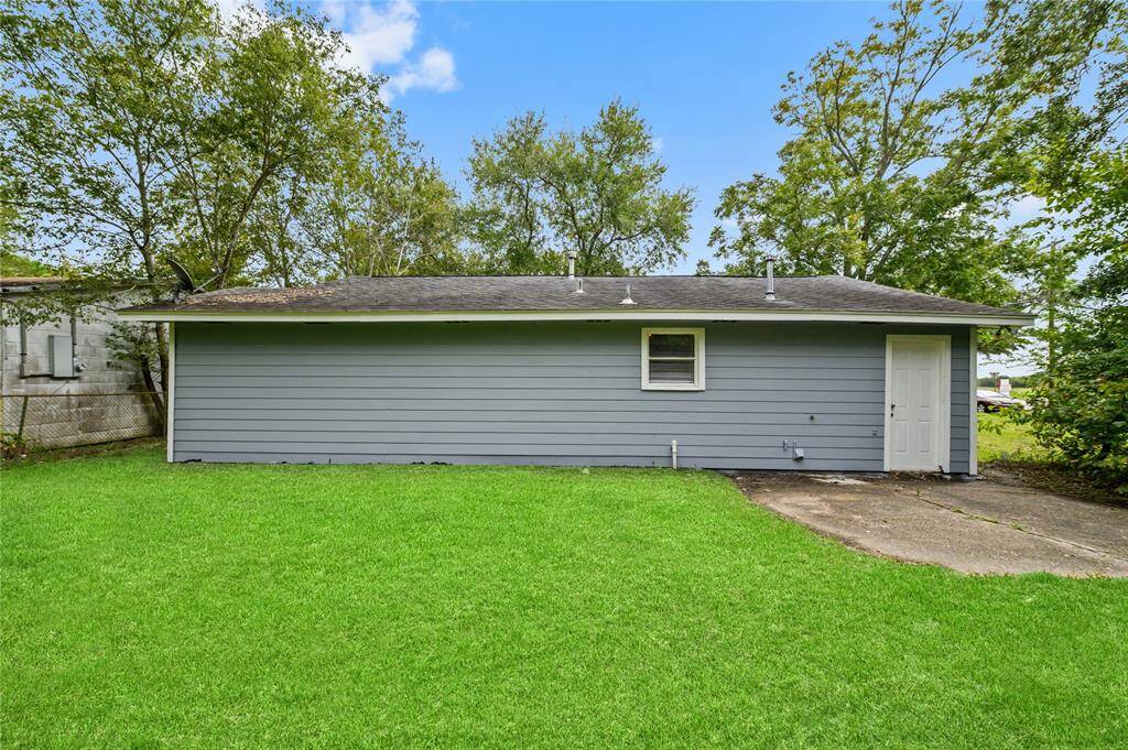 The side yard is ample sized.