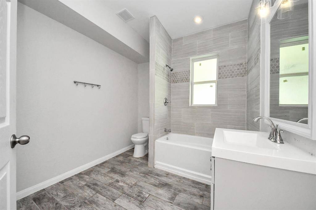 This charming bathroom offers a perfect blend of style and functionality. From the chic vanity to the modern fixtures, it presents a space that effortlessly combines convenience and aesthetic appeal.