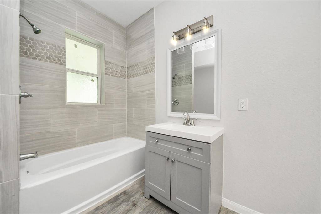 This charming bathroom offers a perfect blend of style and functionality. From the chic vanity to the modern fixtures, it presents a space that effortlessly combines convenience and aesthetic appeal.