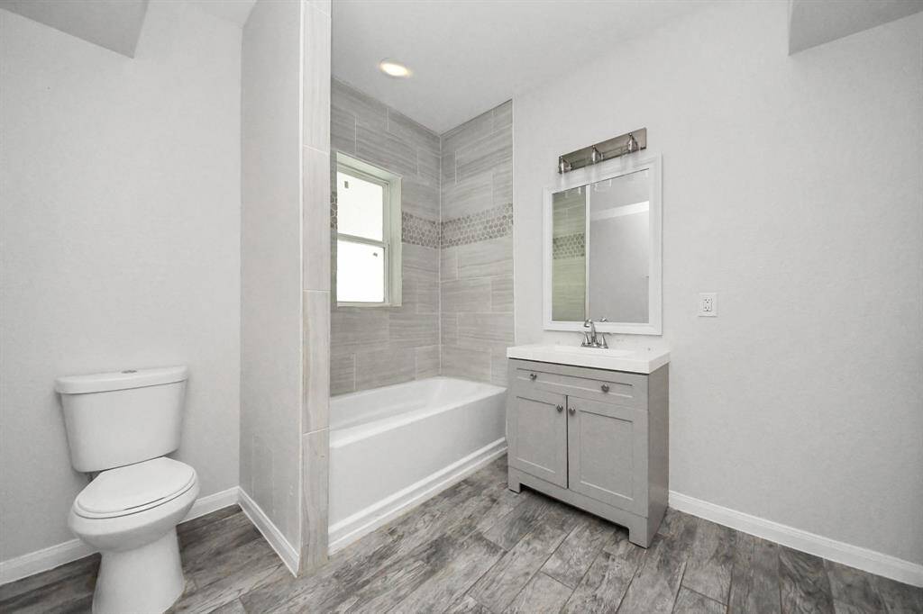 This charming bathroom offers a perfect blend of style and functionality. From the chic vanity to the modern fixtures, it presents a space that effortlessly combines convenience and aesthetic appeal.
