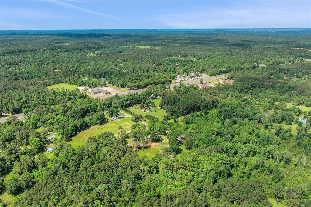 Located just a short drive from the charming town of Livingston for dining and shopping, close to Lake Livingston for fishing, and only 15 minutes from Naskila Casino