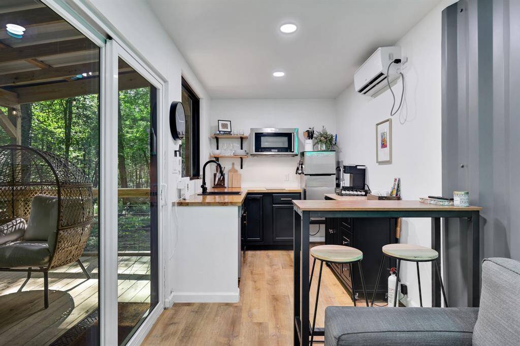 Even has a breakfast / dining bar