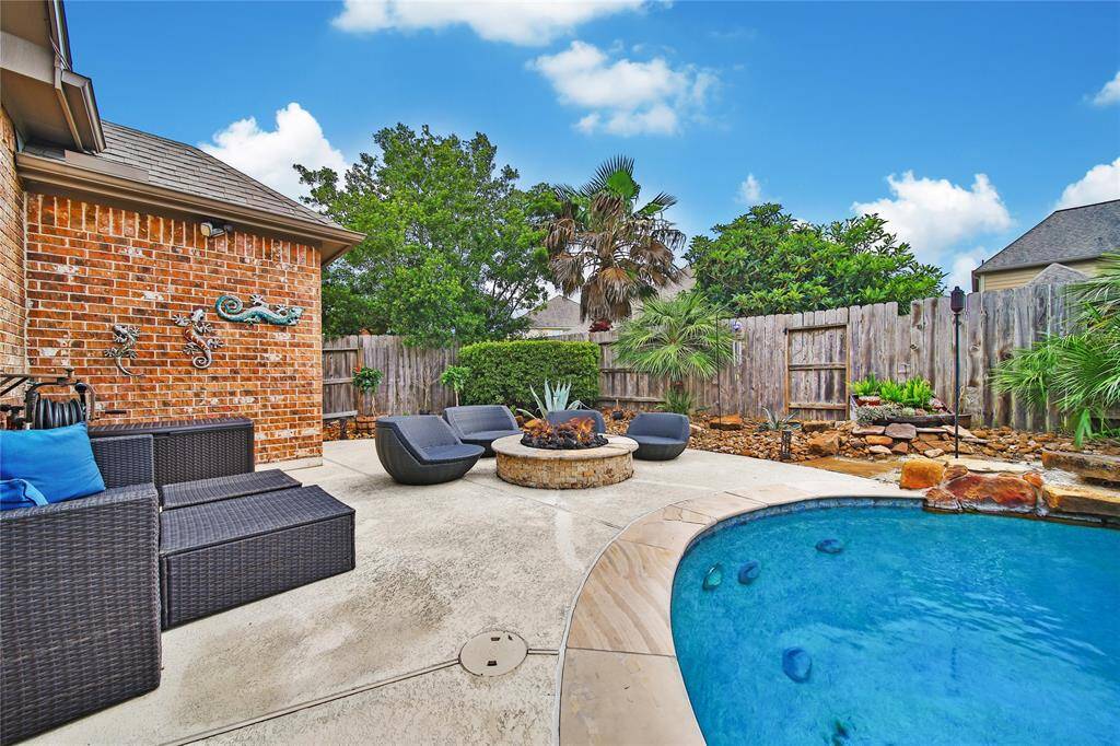 Gas fire pit