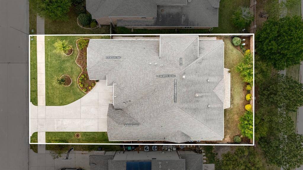 This home sits on a large lot with ample yard space in front and the back, lush landscaping and a well-maintained yard.  Plenty of space to accommodate guest parking and situated on a quiet cul-de-sac street in the Cinco Ranch community.