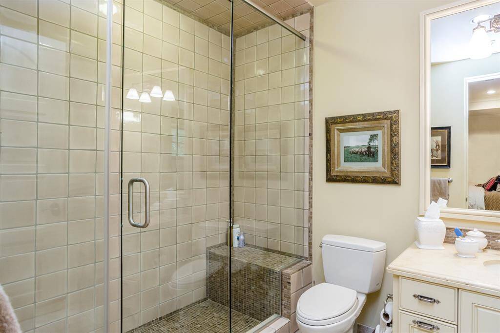 Second floor private en-suite full bath.