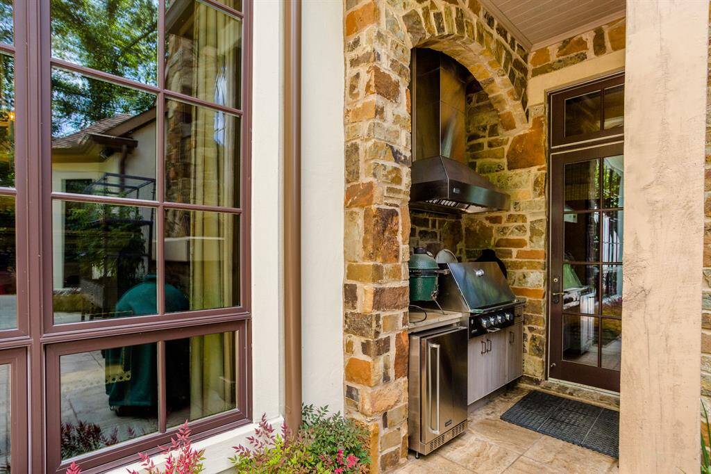 Outdoor kitchen off of Breakfast room. Gas grill, refrigerator.