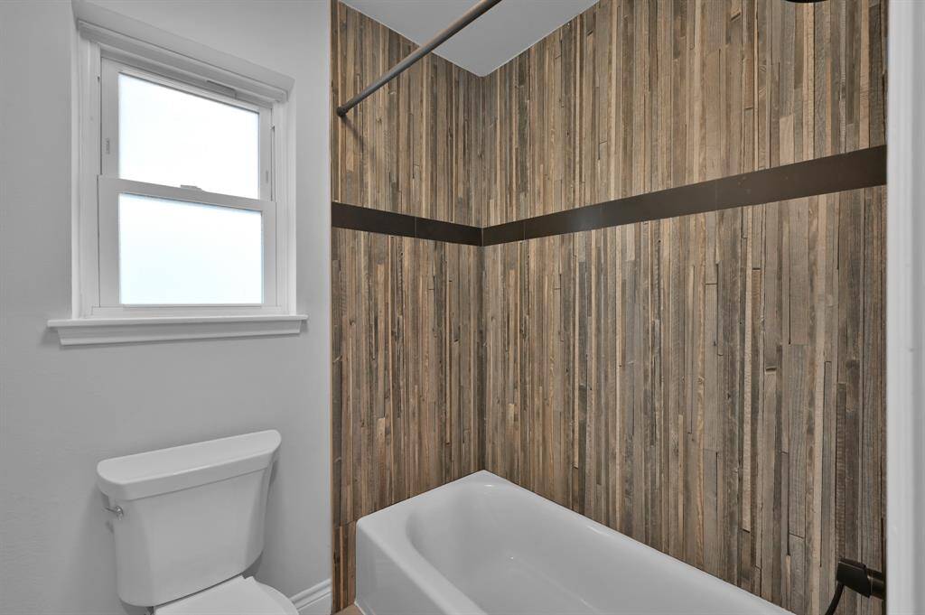 Shower/tub combo with designer wall tile.