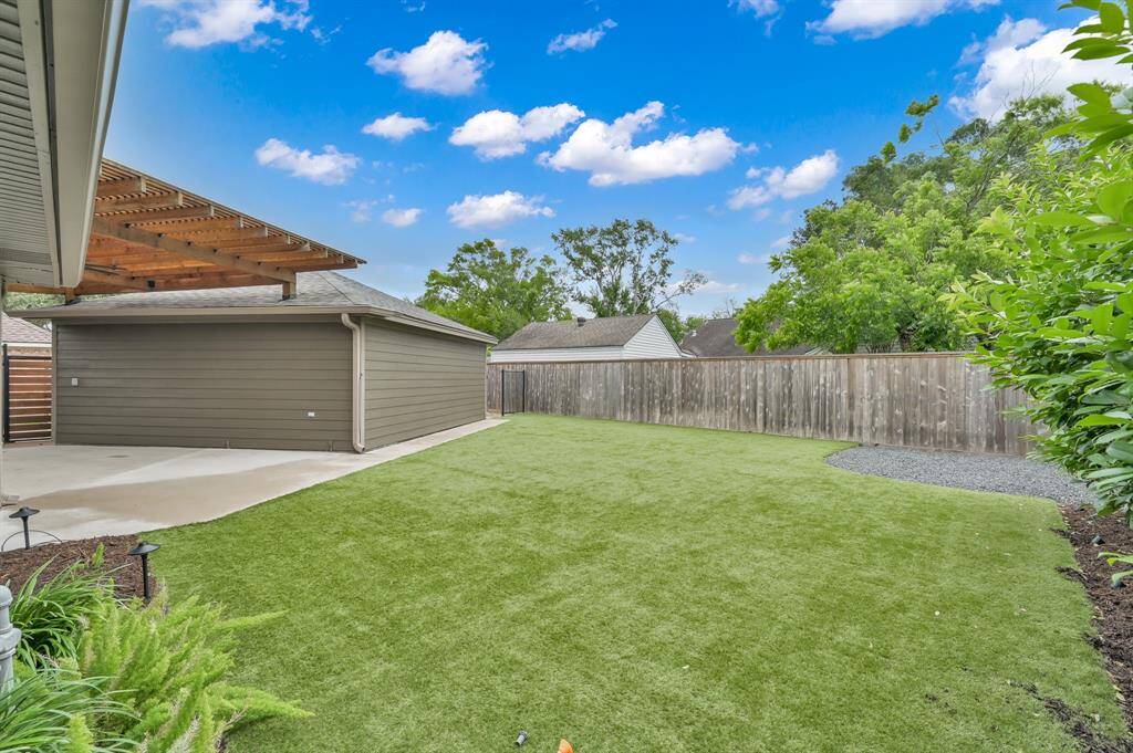 High-end Pet Turf offers an easy maintenance, clean and contemporary look to this spacious back yard.