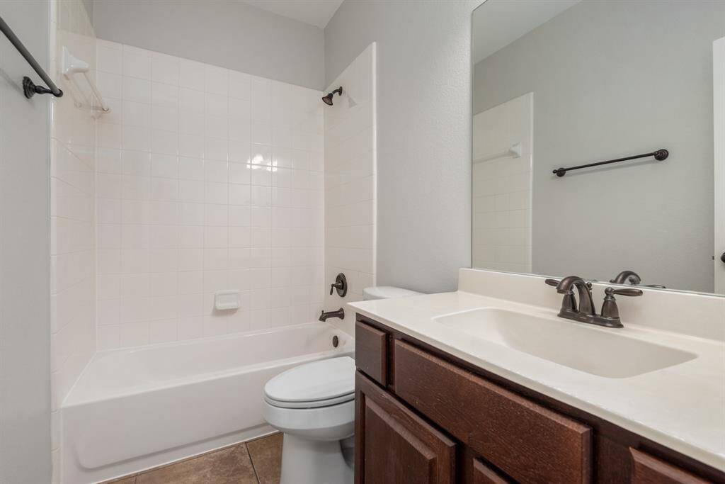 Ensuite bath for bedroom #2