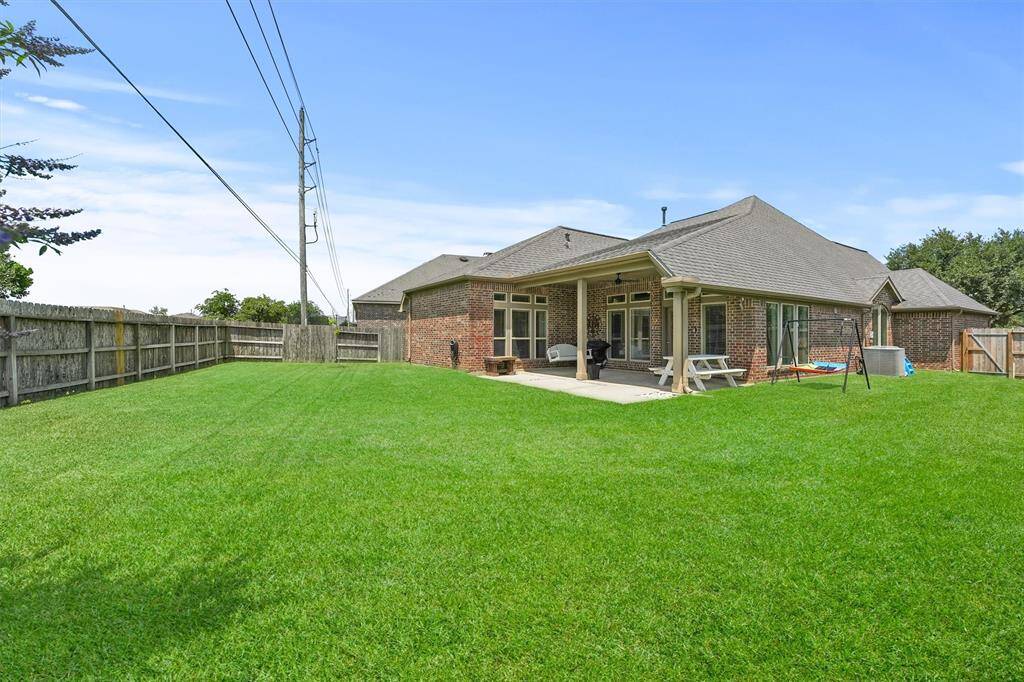 Large lot with no rear neighbors!