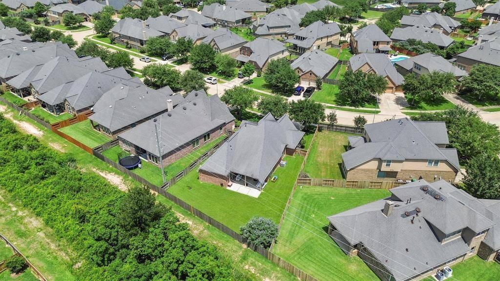 Large lot with no rear neighbors!