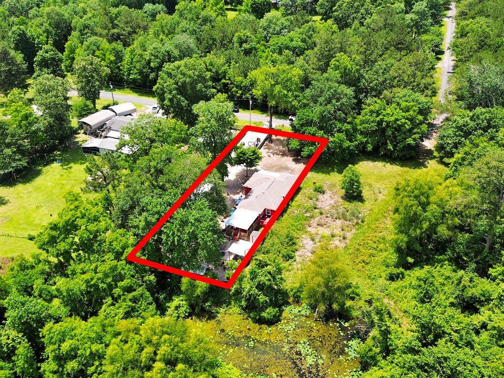 This aerial view shows the layout of the property, stretched across nearly half an acre—all set up and ready for your rural lifestyle.