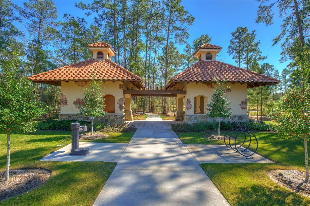Creekside neighborhood parks with playgrounds, swings, grassy areas, fountains and pavilions.