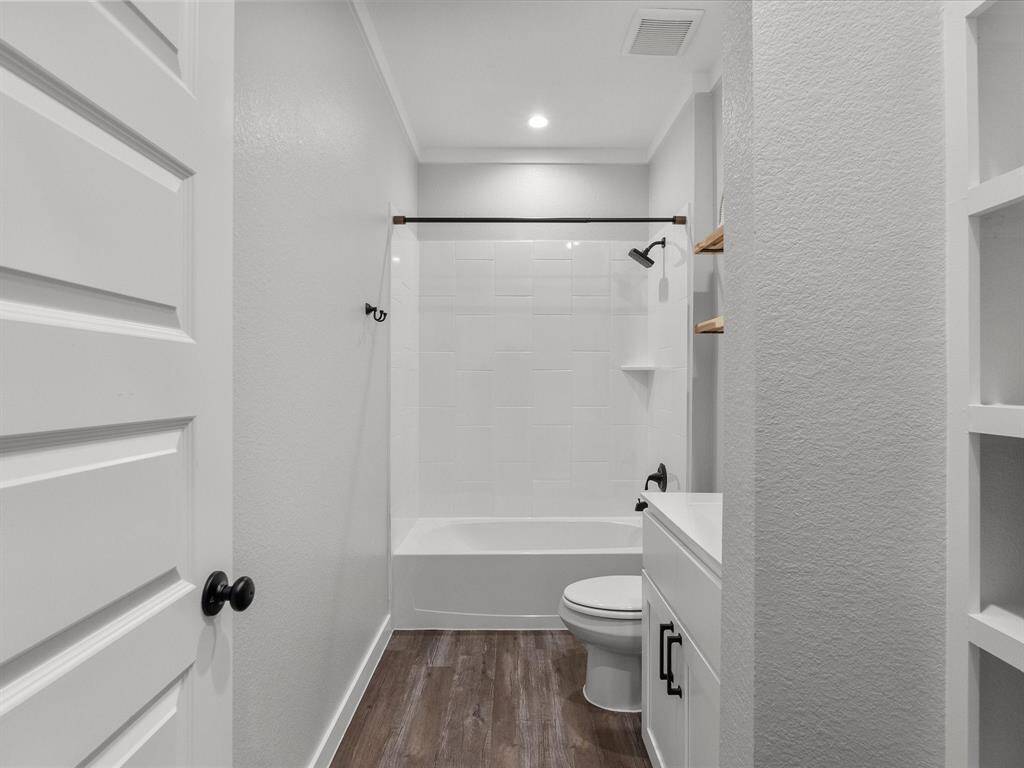 Full bath #2 on the 1st floor