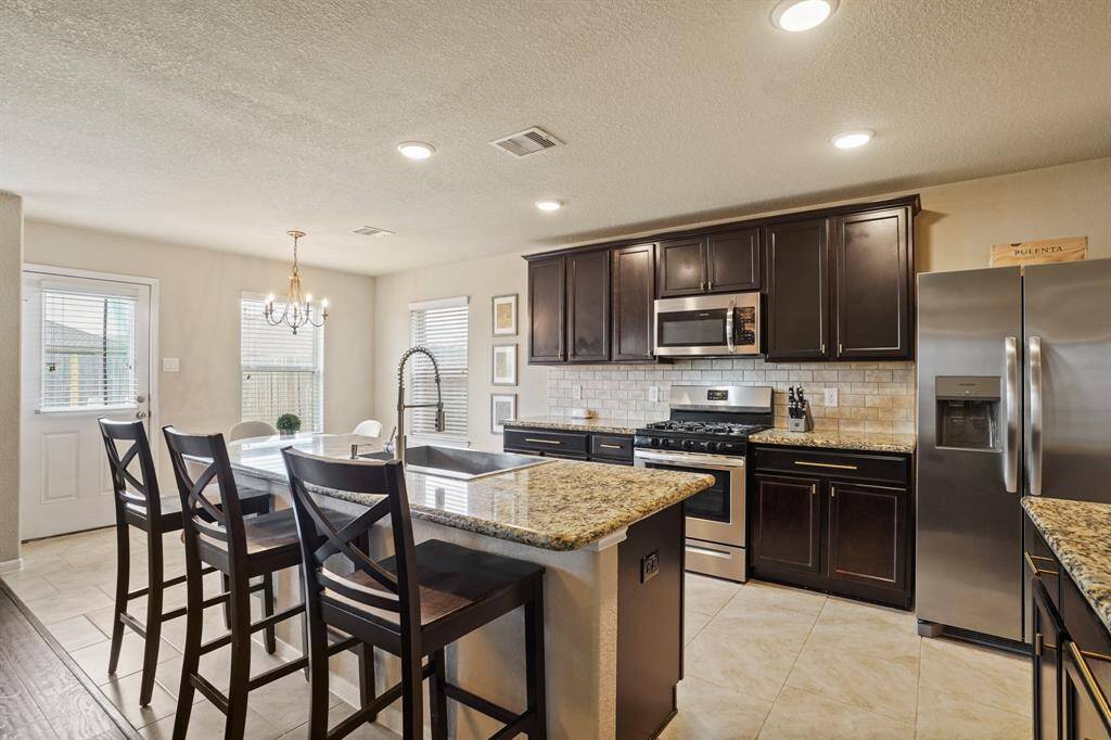 Large island, granite countertops