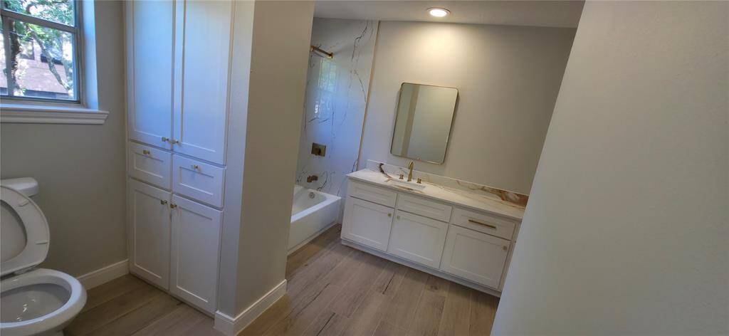 Large bathroom 3