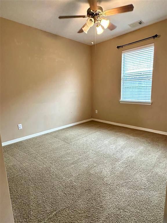 Secondary bedroom with ceiling fan
