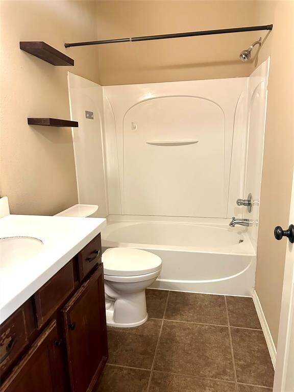 2nd bath with combined tub and shower