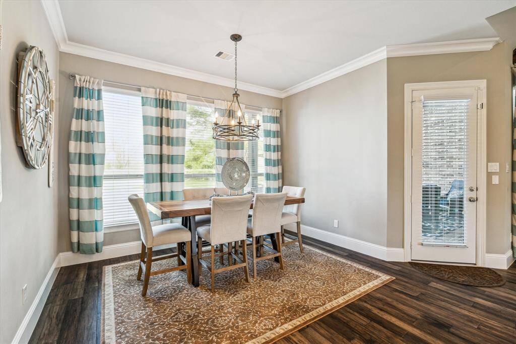 Breakfast nook/second dining area just off of the kitchen.