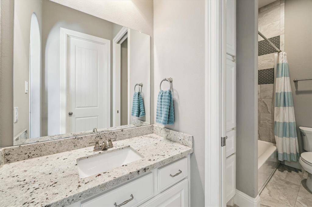 Shared bathroom between guest bedrooms.