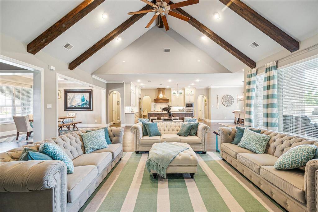 Large living space, great for entertaining.