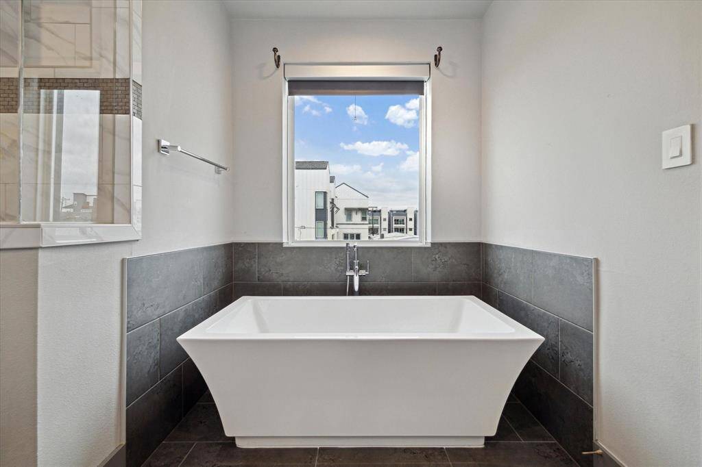 Free standing tub.
