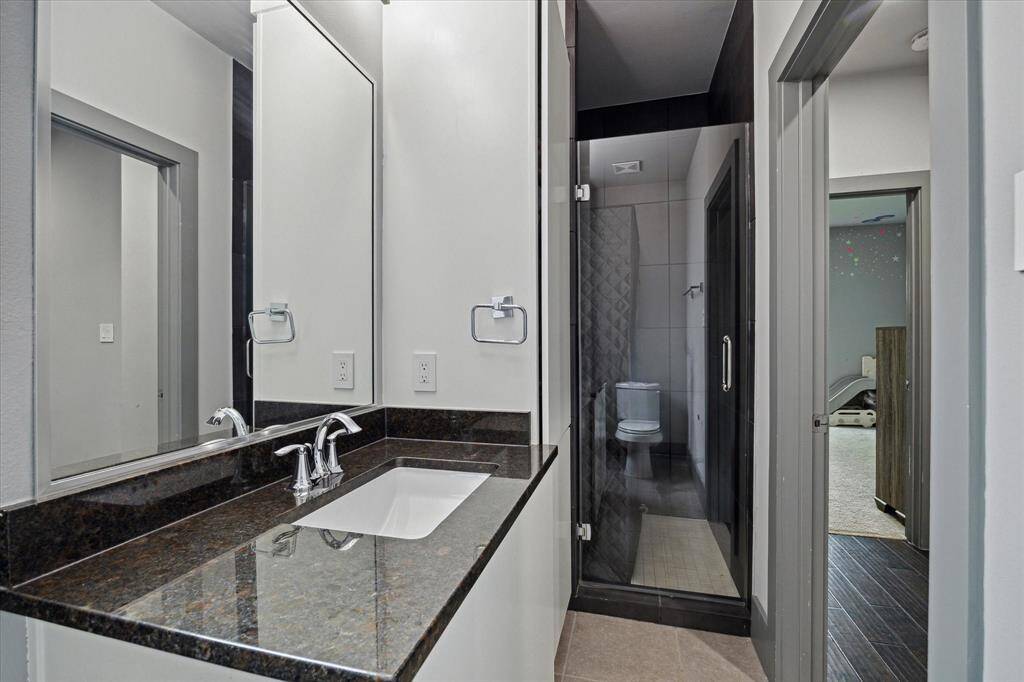 Full bath (3rd floor)