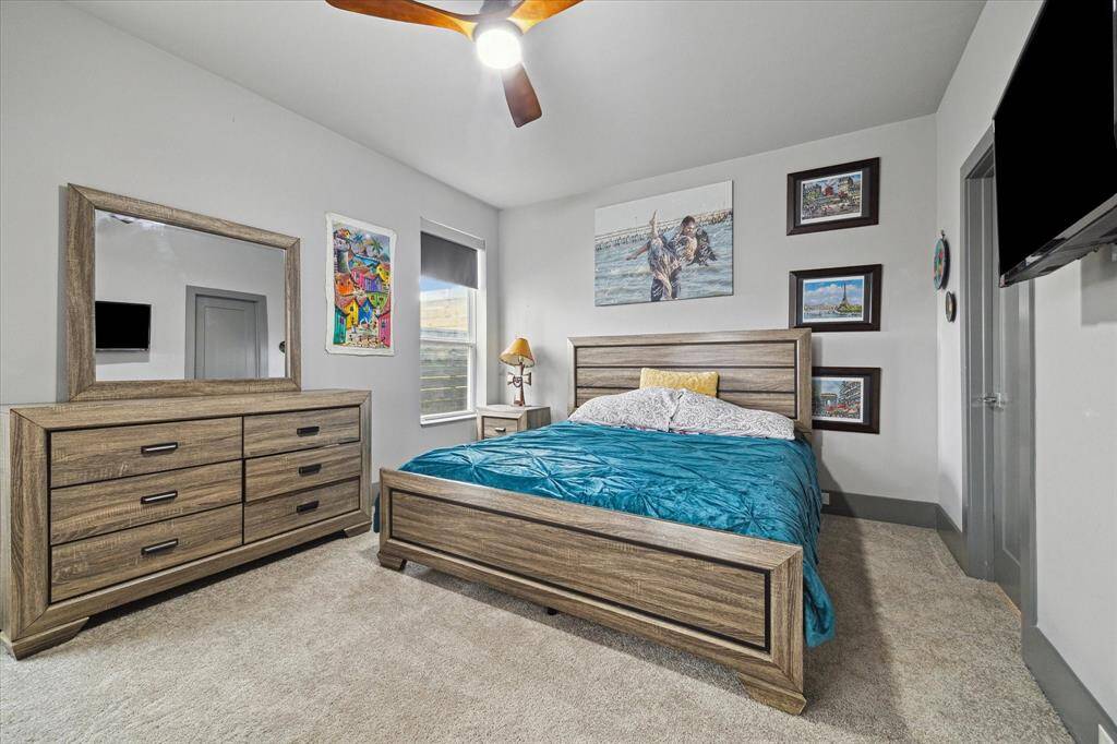 Large secondary bedroom (1st floor) with en suite, perfect for an office or guest bedroom.