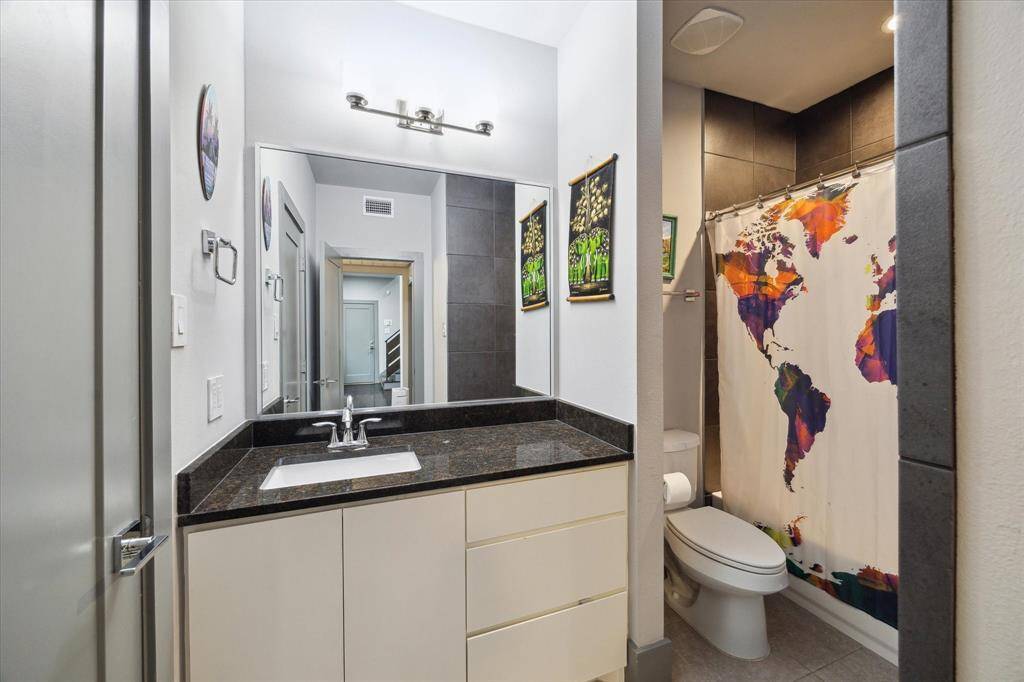 Full bath (1st floor)