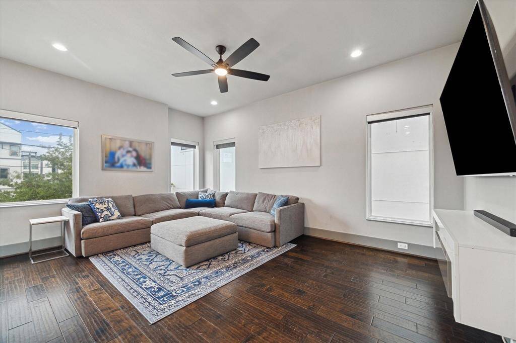 Spacious living room that flows into the kitchen w/ abundant of natural light.