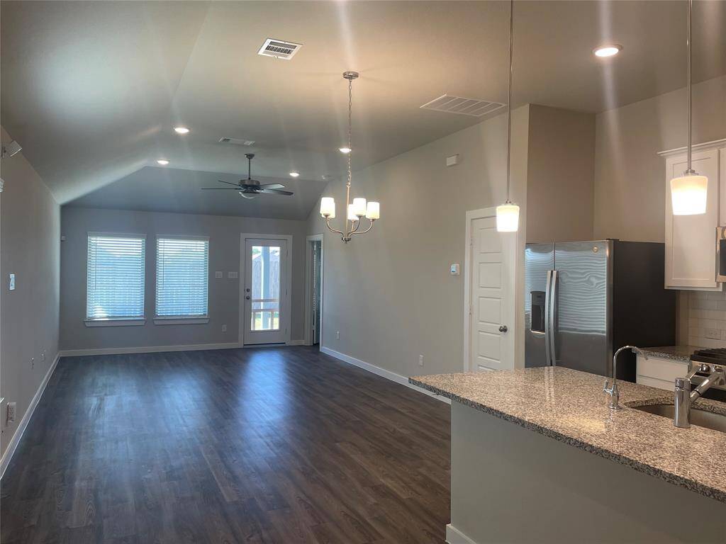 Nice and spacious room for all Special Occaisons in this Cozy Home.