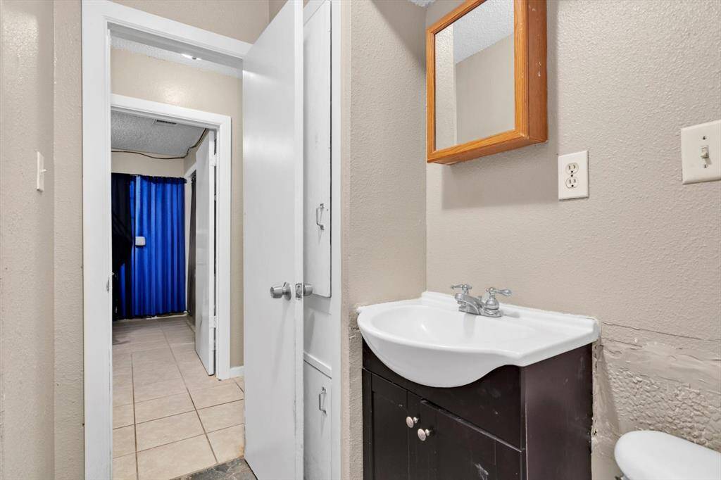 Opposite view in secondary full bath