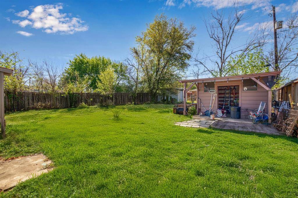 Spacious backyard (some grass has been enhanced as the grass is growing back from a trampoline)
