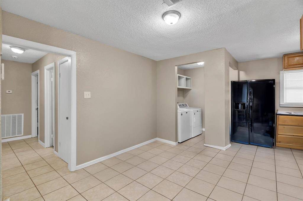Great breakfast/dining area just off the kitchen