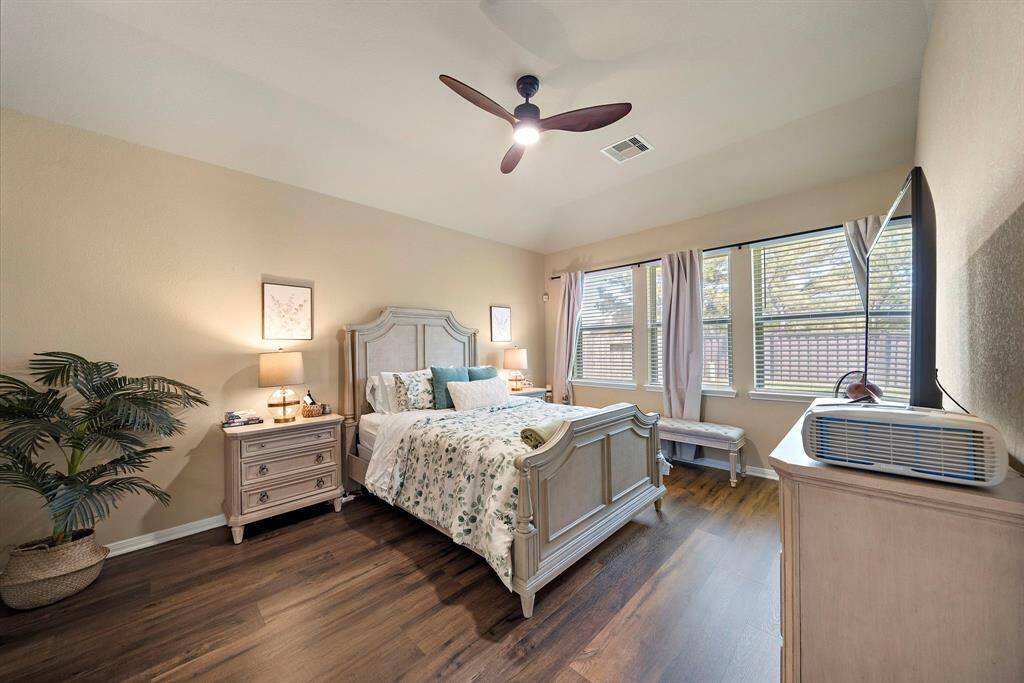 Primary Suite - Bright, airy and relaxing