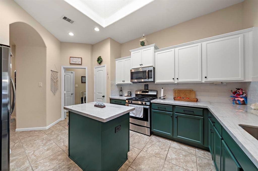 Lots of room for prepping, Perfect for that chief in your family!