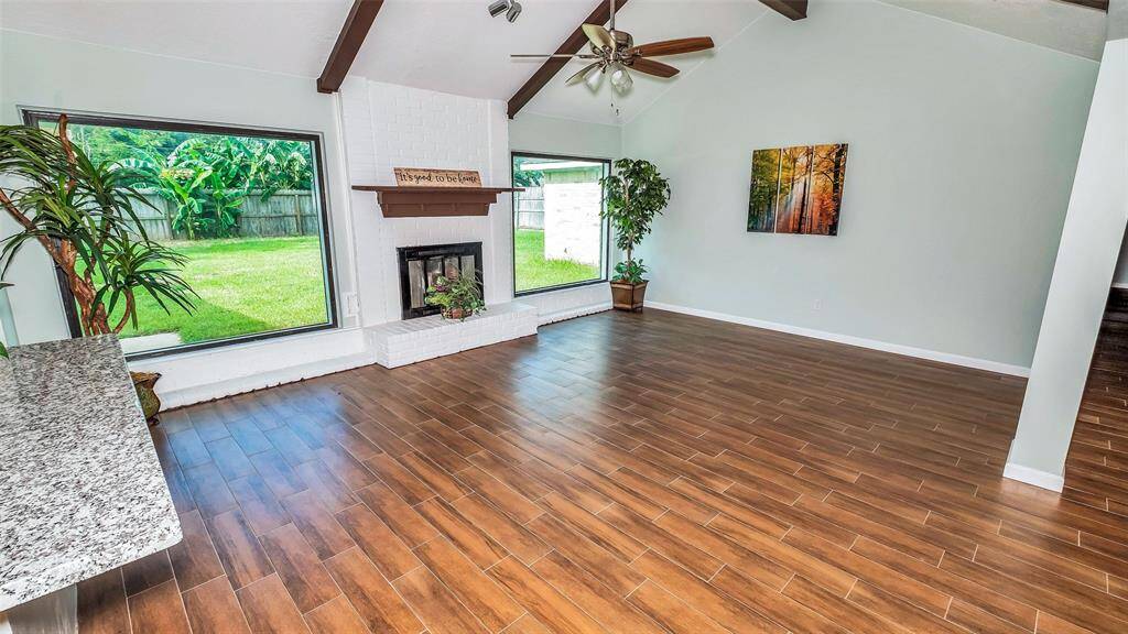 Good size living room with great back yard view and vaulted ceiling.