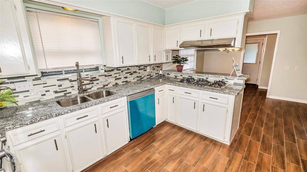 Large size kitchen with Granite counter top and stone backsplash and all stainless steel appliances