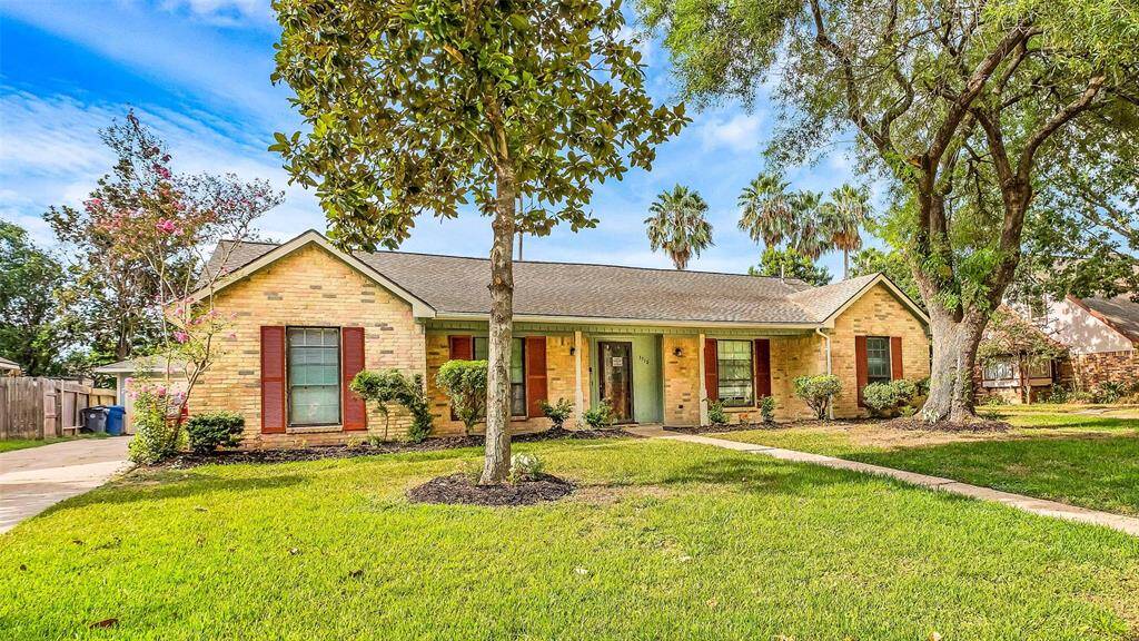 Great front yard with large shady trees.