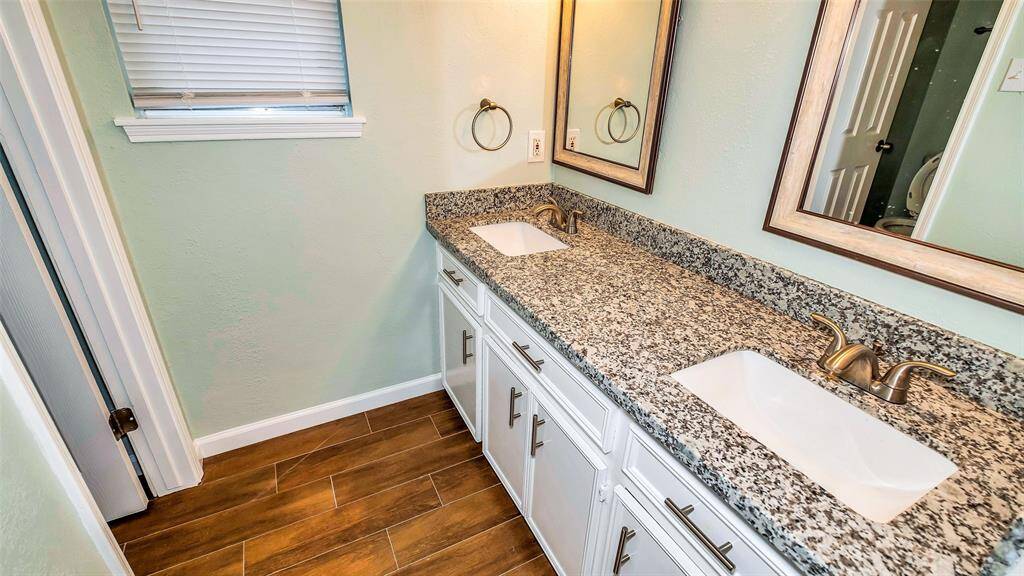 2nd Bath room with 2 vanity Granite sink.