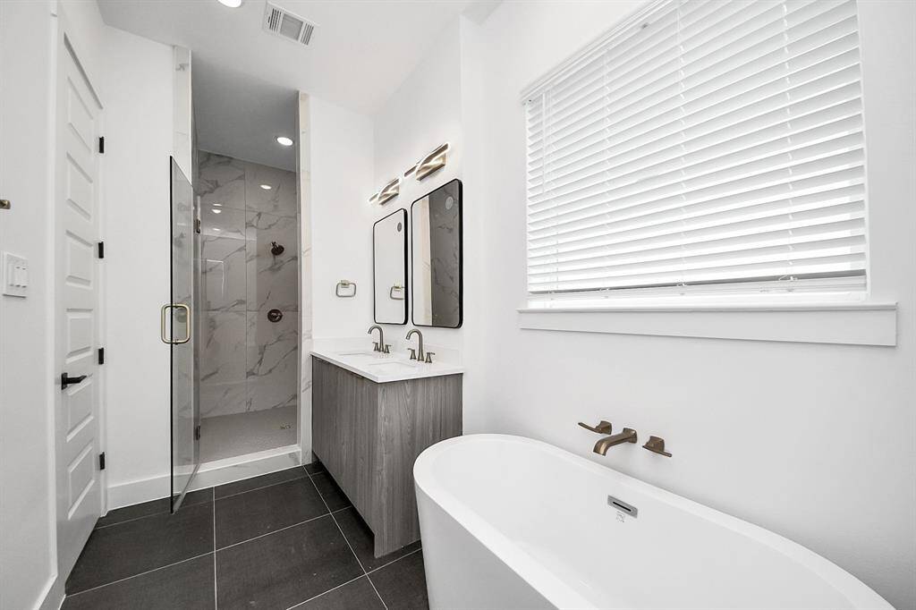 Soaking tub