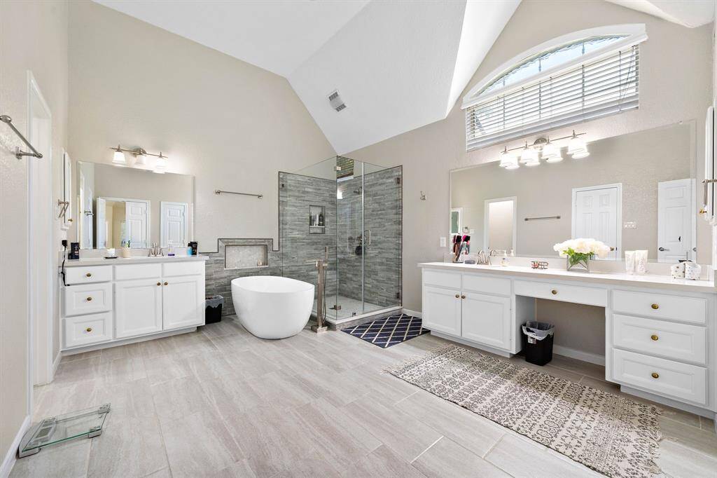 STUNNING primary bath -- your own spa-like retreat at home!