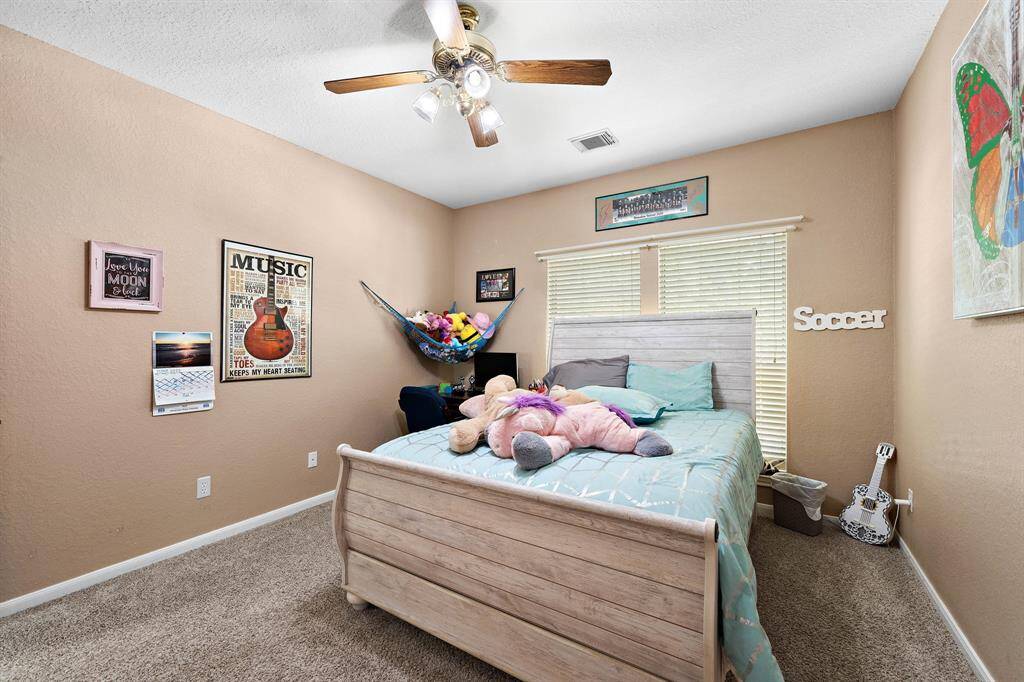 Nice sized and neutral toned secondary bedroom.