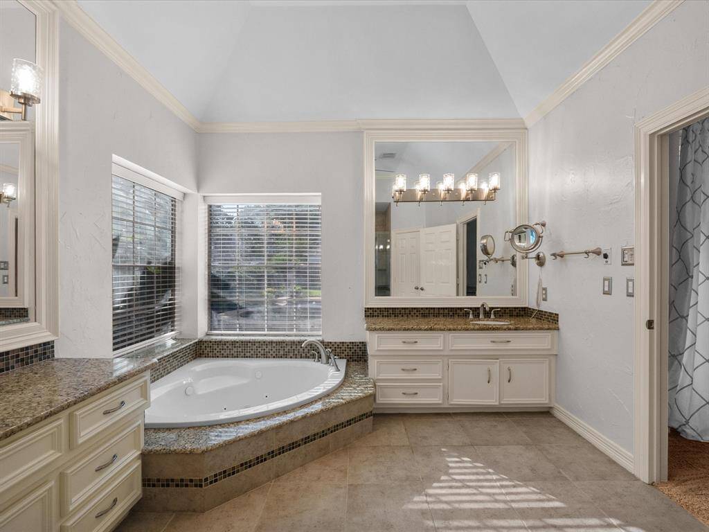 Another view of the primary bath.