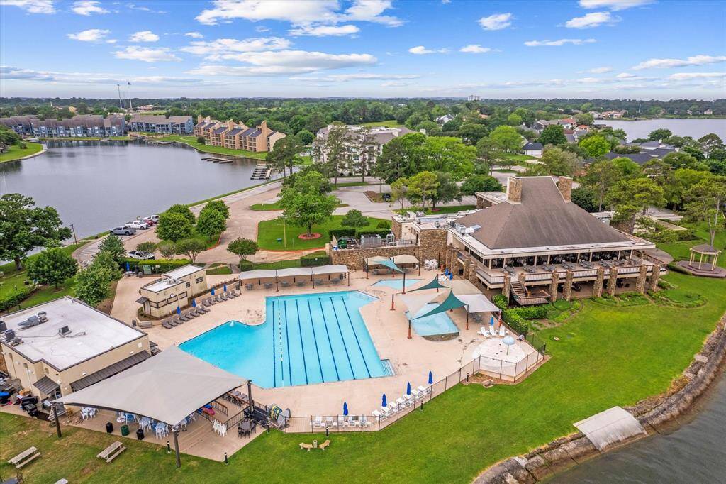 Community pool with 2 restaurants