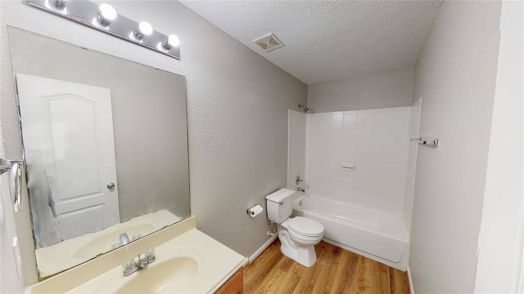 Upstairs Full Bathroom