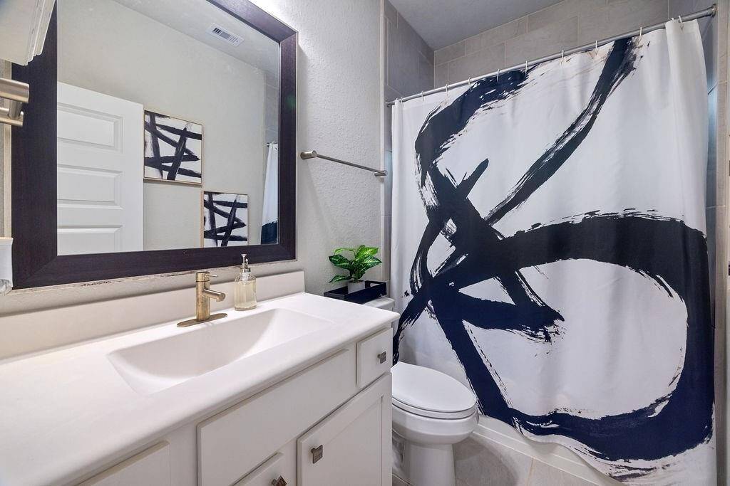 Third floor secondary full bathroom