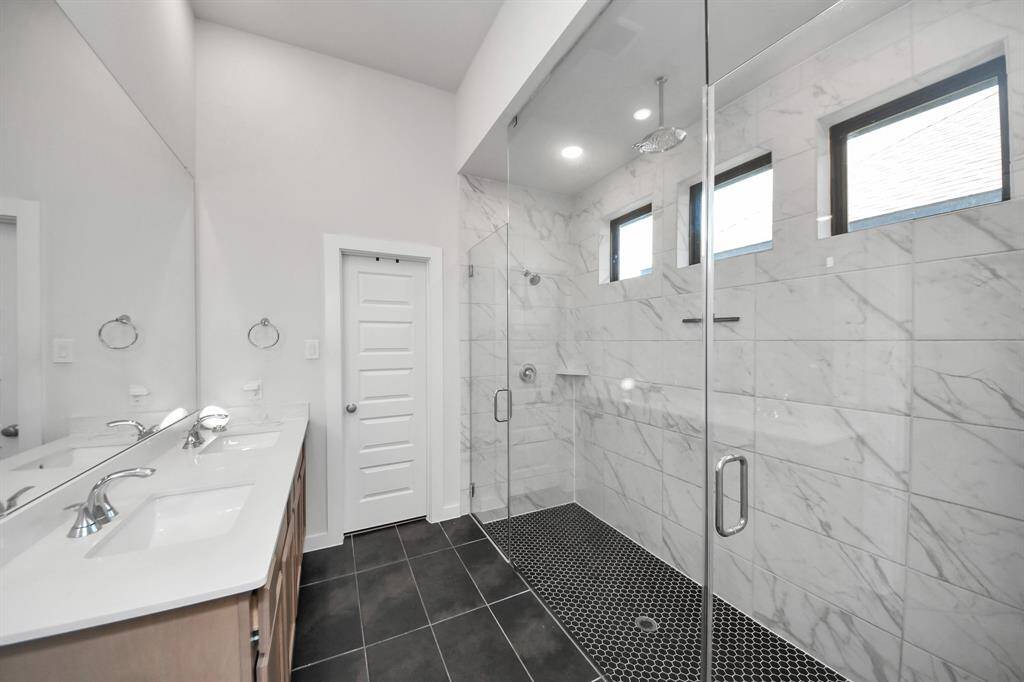 Gorgeous Shower with lots of natural light.